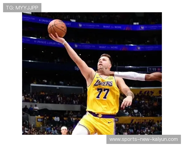 东契奇背打转身命中关键球——篮球场上的超凡绝技